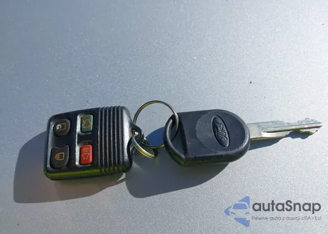 2008 Ford Focus Se/Ses z USA, uszkodzony, nr VIN 1FAHP35N88W151087